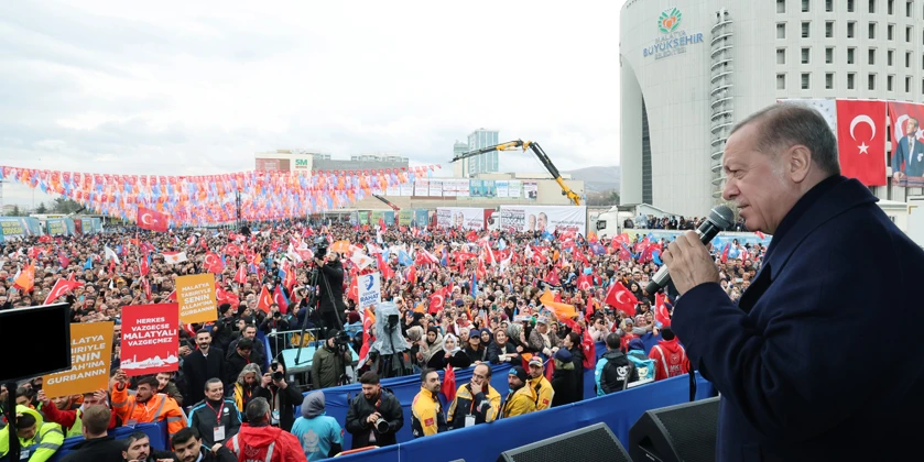 Depremle sarsılan şehirlerimizi bir an önce ayağa kaldırmak için ne gerekiyorsa yapıyoruz