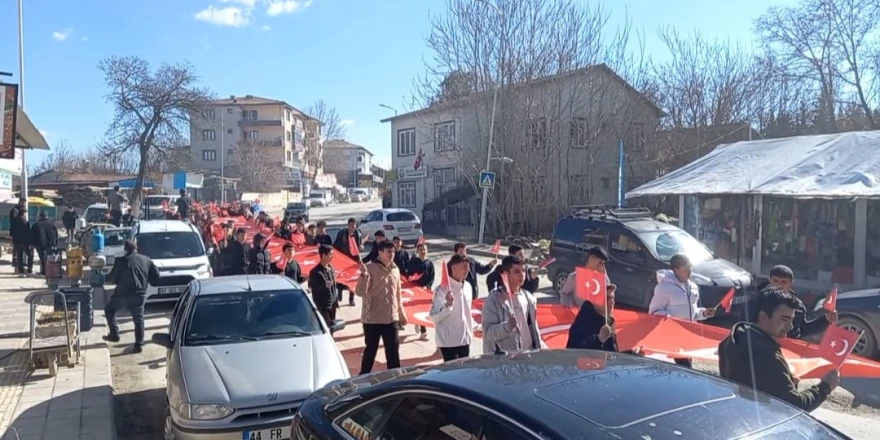 Dilek Mahallesi’nde Bayrak Korteji Yürüyüşü Yoğun İlgi Gördü