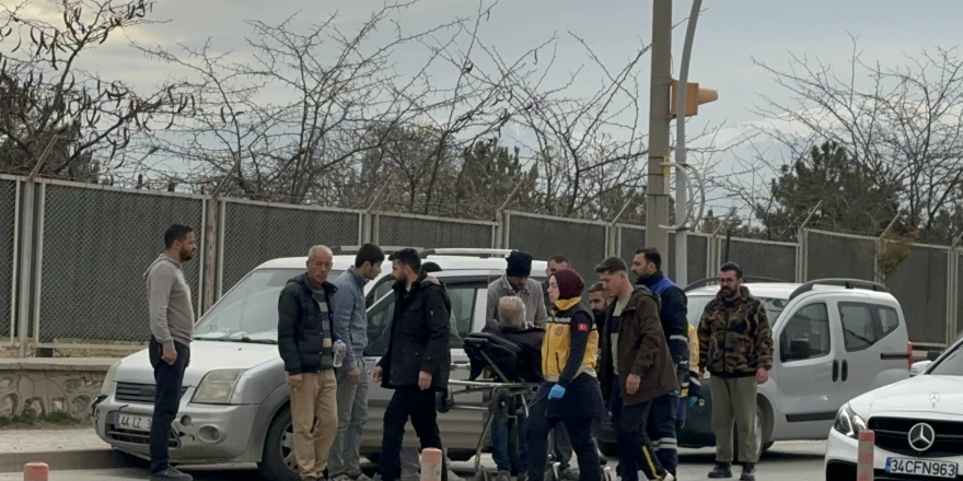 Direksiyon Başında Rahatsızlanan Sürücü Kaldırıma Çarptı