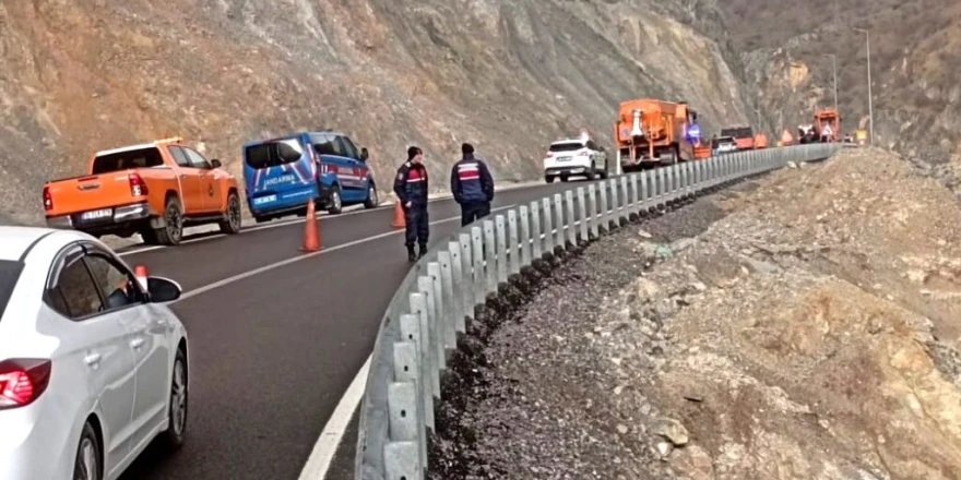 Doğanşehir Erkenek’te Heyelan Yolu Kapattı