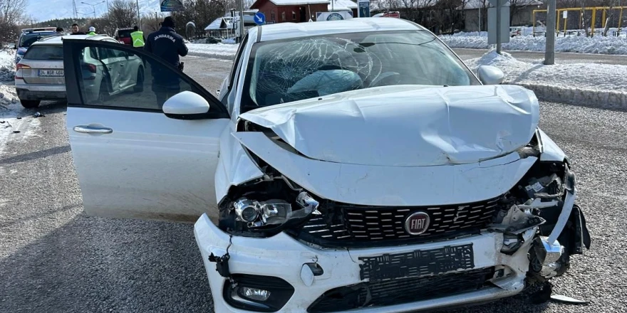 Doğanşehir Sürgü Mevkiinde Çift Araçlı Trafik Kazası: 3 Yaralı
