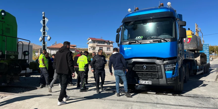 Doğanşehir’de Hemzemin Geçitte Tren ile Tır Çarpıştı