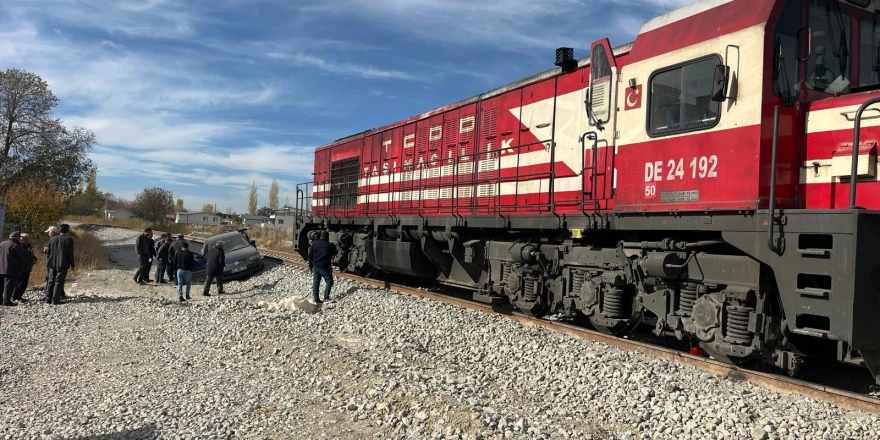 Doğanşehir’de Hemzemin Geçitte Kaza: Tren Otomobile Çarptı