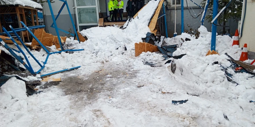 Doğanşehir’de Kar Yağışı Nedeniyle Sundurma Çöktü