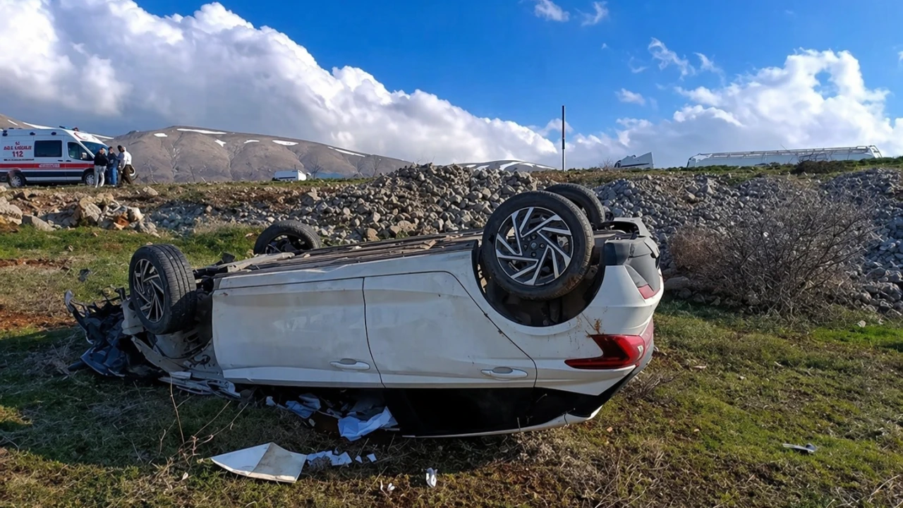 Doğanşehir’de Otomobil Şarampole Devrildi: Doktor Yaralandı