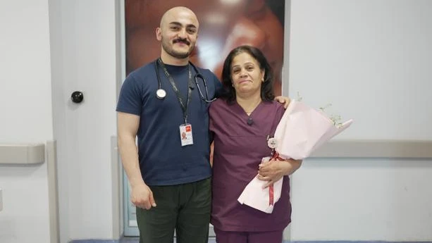 Doktordan Ebe Annesine Duygusal SürprizDoktordan Ebe Annesine Duygusal Sürpriz