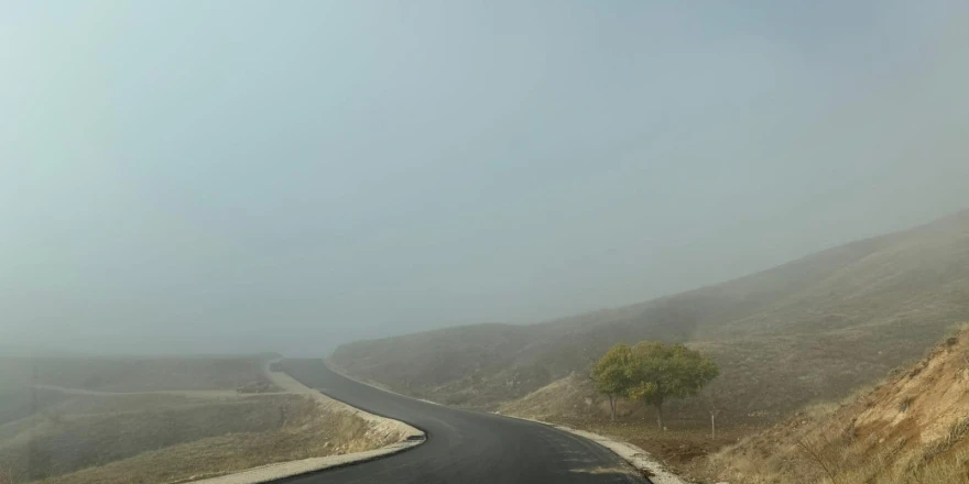 Elazığ Tepeköy Mevkii’nde Asfalt Çalışmaları Çizgisiz Trafiğe Açıldı: Sürücüler Risk Altında