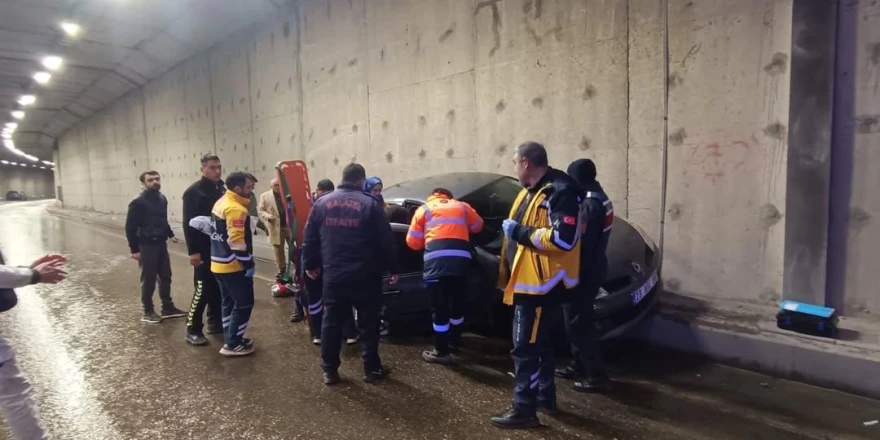 Erkenek Tünelinde Kaza: 1 Yaralı