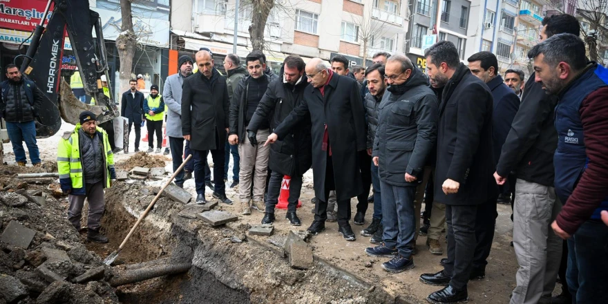 Fuzuli Caddesi’ndeki çalışmaları yerinde inceleyen Başkan Er,