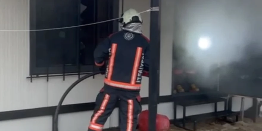 Gazi Mahallesinde Konteyner Yangını Korkuttu