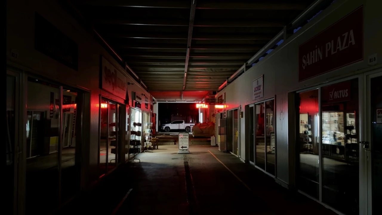 Geçici Ticaret Merkezi Karanlığa Gömüldü, Esnaf Tedirgin