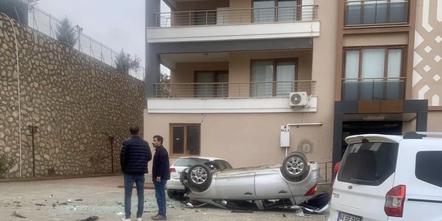 Geri Vites Yerine İleriye Alınca Otomobil Aşağıya Düştü