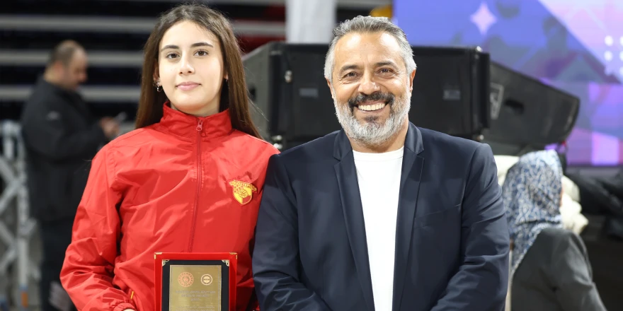 Göztepe Eskrim Sporcusu Eylül Bedük, “Sporun Enleri”nde Ödüle Layık Görüldü