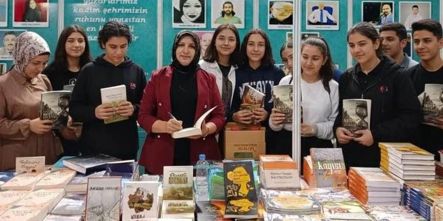 Gül Kaçar’ın “Unutulmuş Ruhlar Ülkesi” İmza Gününe Yoğun İlgi