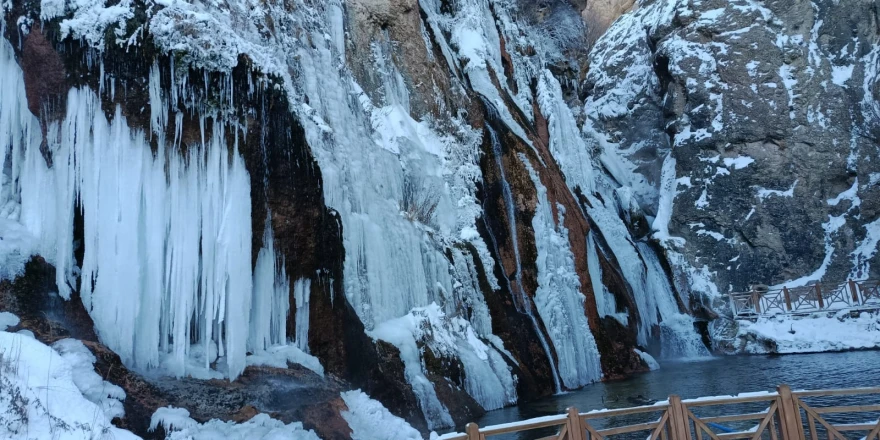 Günpınar Şelalesi Eksi 20’de Dondu, Dev Buz Sarkıtları Hayran Bıraktı