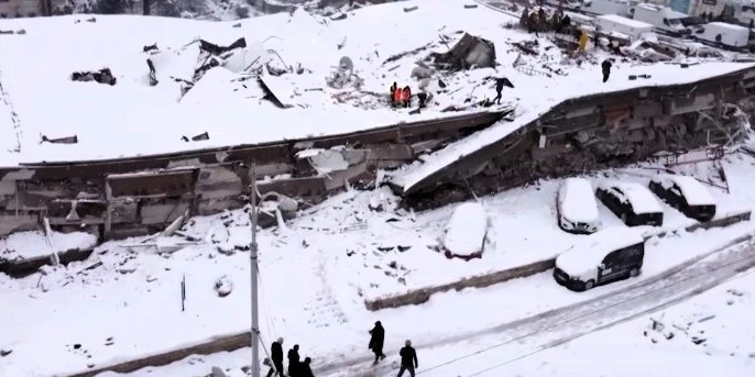 Hayat Sitesi Davasında İmara Aykırı Tadilat İddiası: “Üst Tablayı Kesip Büroya Çevirdiler”