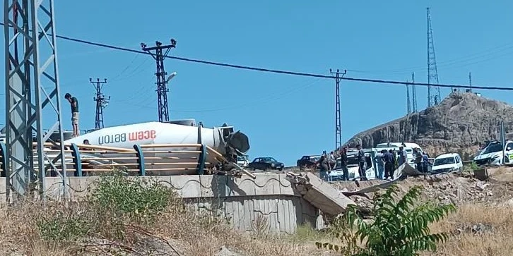Hekimhan’da Devrilen Beton Mikseri Ulaşımı Aksattı