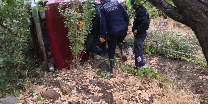 Hekimhan’da Yağışlı Yolda Kontrolden Çıkan Pikap Şarampole Düştü: 2 Yaralı