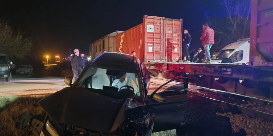 Hemzemin Geçitte Kaza, Tren Otomobile Çarptı