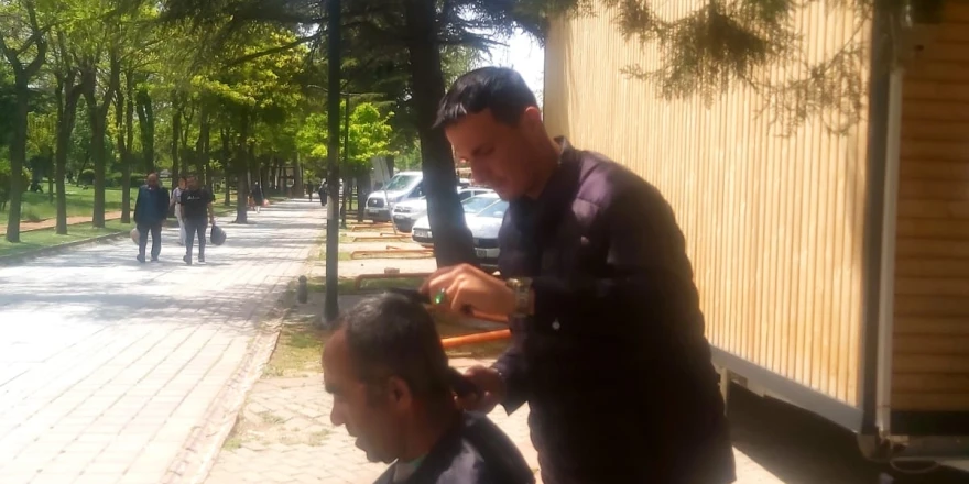 ihtiyaç sahiplerinin berberi yunus inanç kurban bayramı öncesi yine ücretsiz tıraş yapıyor