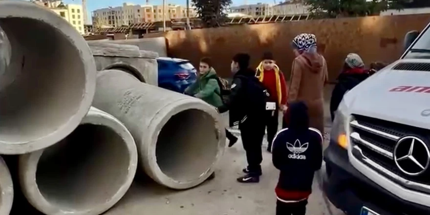 İlk Okulun Girişinde Tehlike; Beton Künkler Velileri Endişelendiriyor