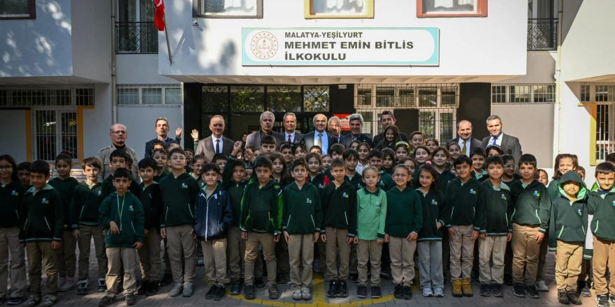 İlkokul Öğrencileriyle Bir Araya Gelen Büyükşehir Belediye Başkanı Sami Er;