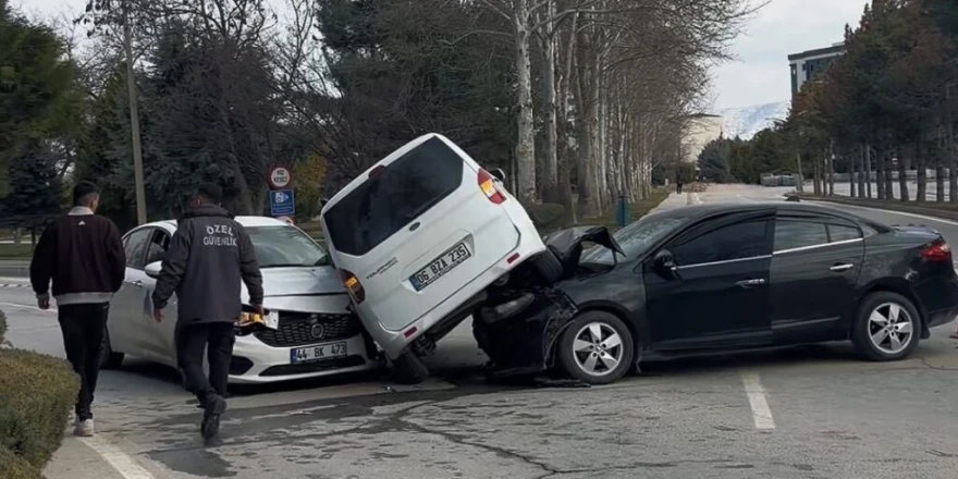 İnönü Üniversitesi Kampüsünde 3 Araçlı Kaza
