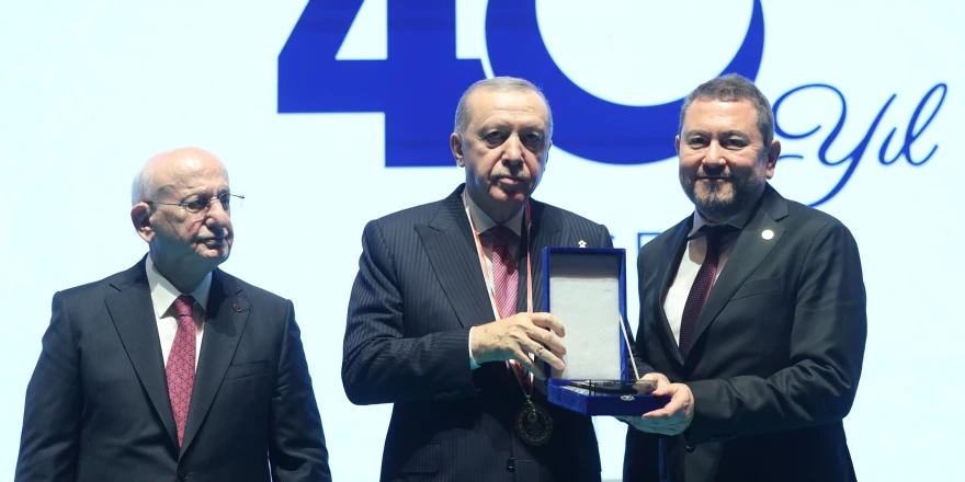 İzmirli iş insanı Nazım Torbaoğlu’na Cumhurbaşkanı Erdoğan’dan Plaket...