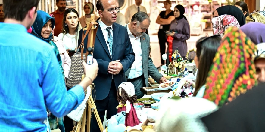 Kadınların El Emeği Göz Nuru Eserleri ‘Kurs Merkezleri-Yılsonu’ Sergisinde Beğeniye Sunuldu