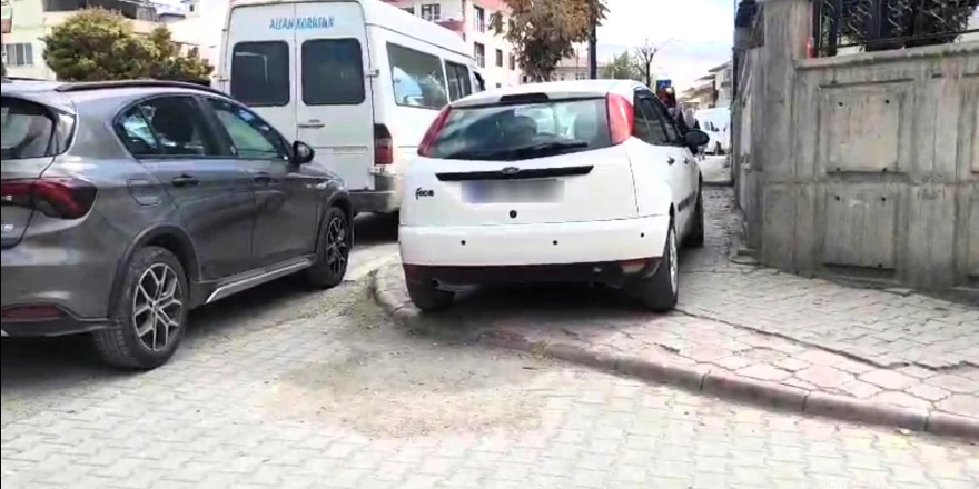 Kaldırım parkları yayaları çileden çıkarıyor