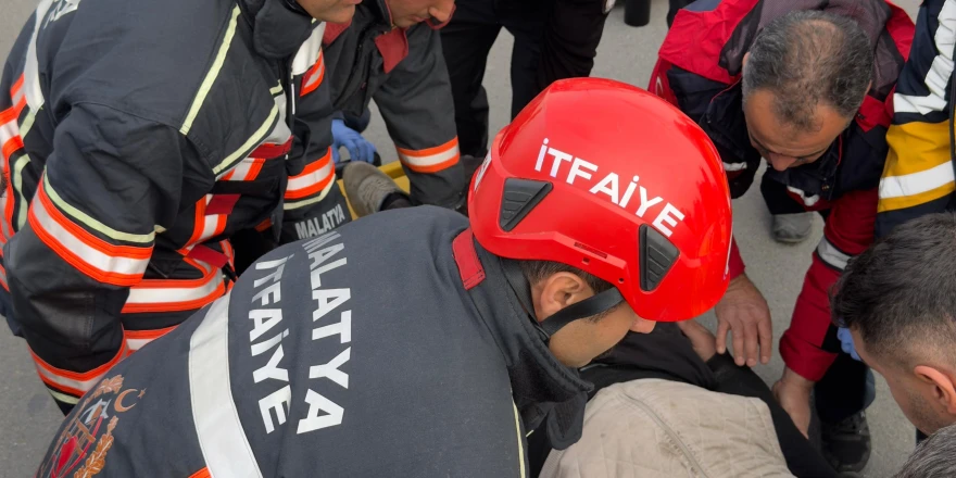 Kamyonet ile Kamyon çarpıştı: Araçta sıkışan Sürücü Yaralandı