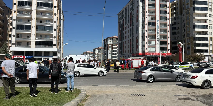 Kamyonet Yayalara Çarptı: 3 Yaralı