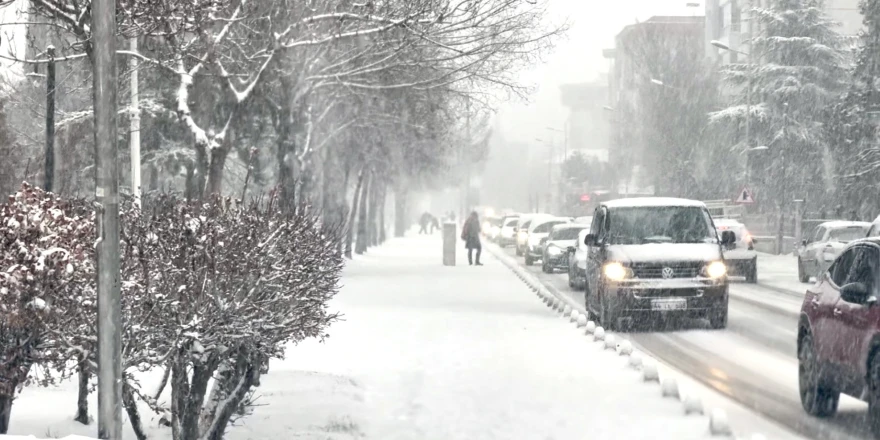 Kar Yağışı Etkisini Arttırmaya Başladı, Ulaşımda Aksamalar Yaşanıyor
