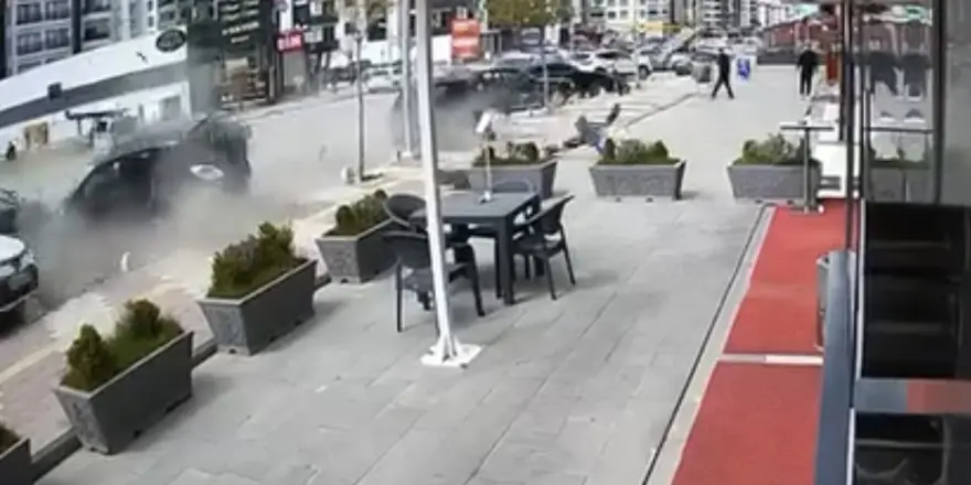 Karakavak’ta Otomobil Park Halindeki Araçlara Çarptı: Kadın Sürücü Yaralandı