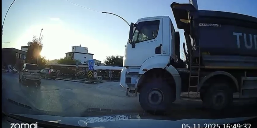 Kavşakta Tehlikeli Anlar: Hafriyat Kamyonu Yine Gündemde