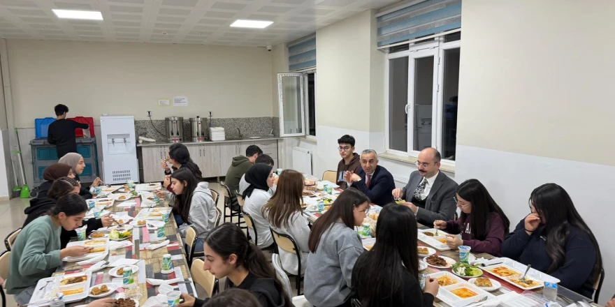 Kaymakam Sungur, Fen Lisesi Pansiyonunda Öğrencilerle Bir Araya Geldi