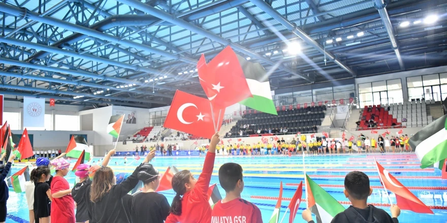 Kulaçlar Gazze İçin Atıldı; Sporculardan Duygusal Destek