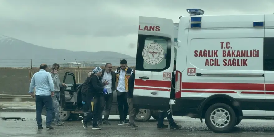 Kuzey Kuşak Yolu’nda İki Araç Çarpıştı: 1 Yaralı