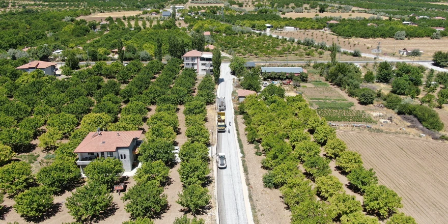 Malatya Büyükşehir Belediyesi ilçelerdeki yolları yeniliyor.