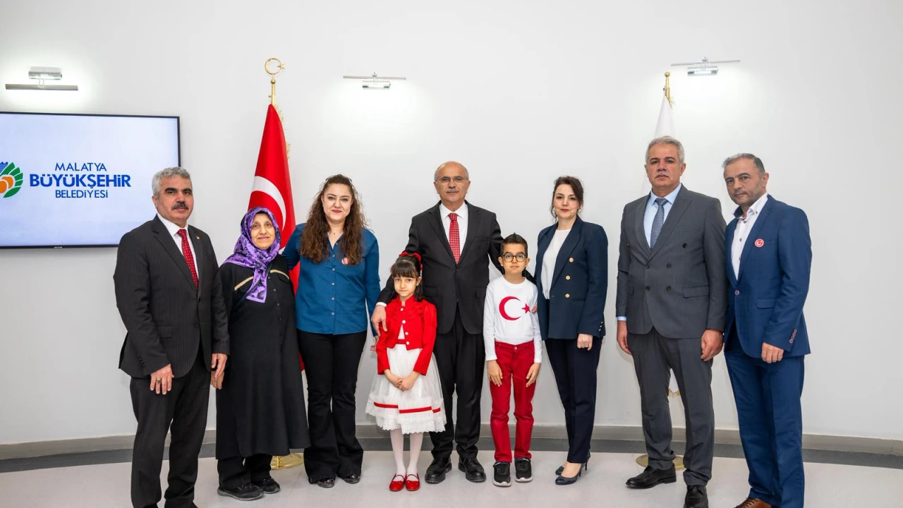 MALATYA BÜYÜKŞEHİR BELEDİYE BAŞKANI SAMİ ER, KOLTUĞUNU ECE SAYAR 'A DEVRETTİ