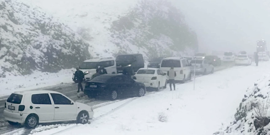 Malatya– Çelikhan Yolunda Yoğun Kar ve Tipi Ulaşımı Aksattı