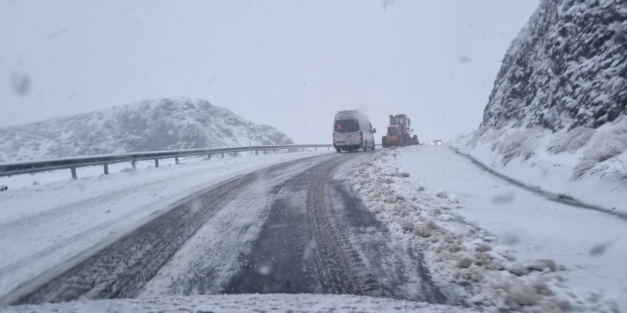 Malatya-Pütürge Yolunda Kar Yağışı sürücülere zor anlar yaşatıyor