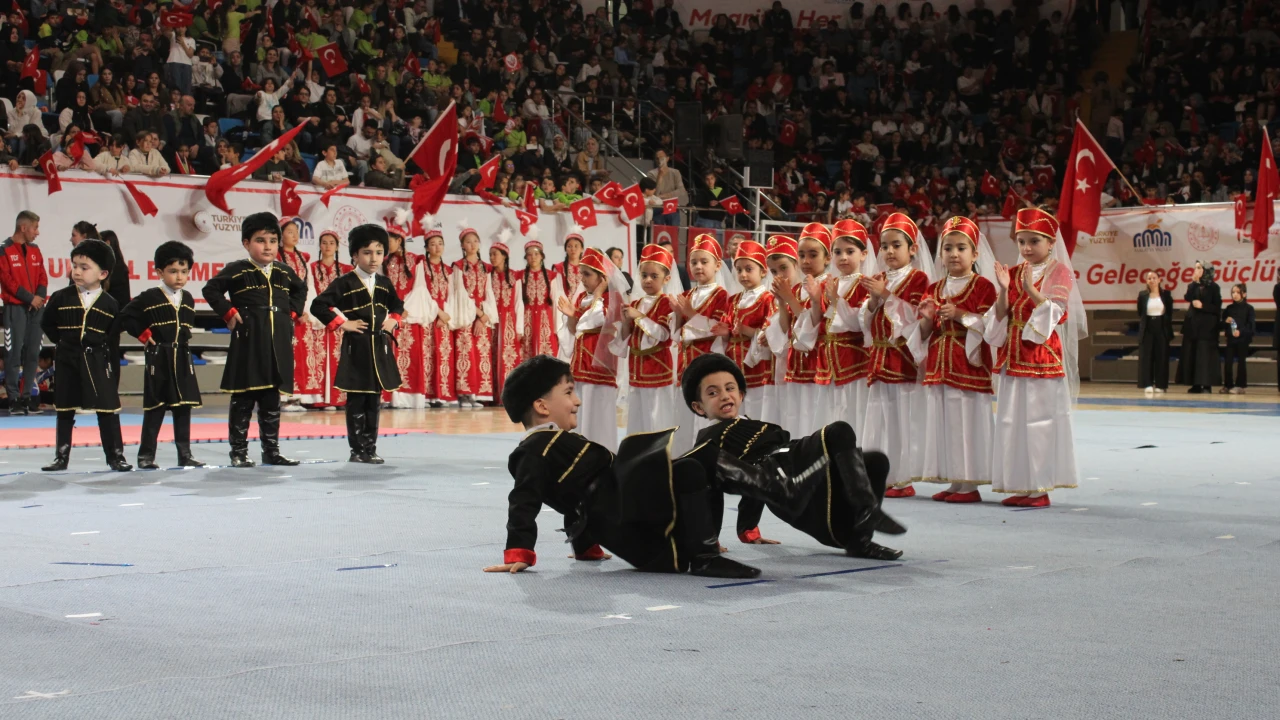 Malatya’da 23 Nisan Coşkusu Salona Sığmadı
