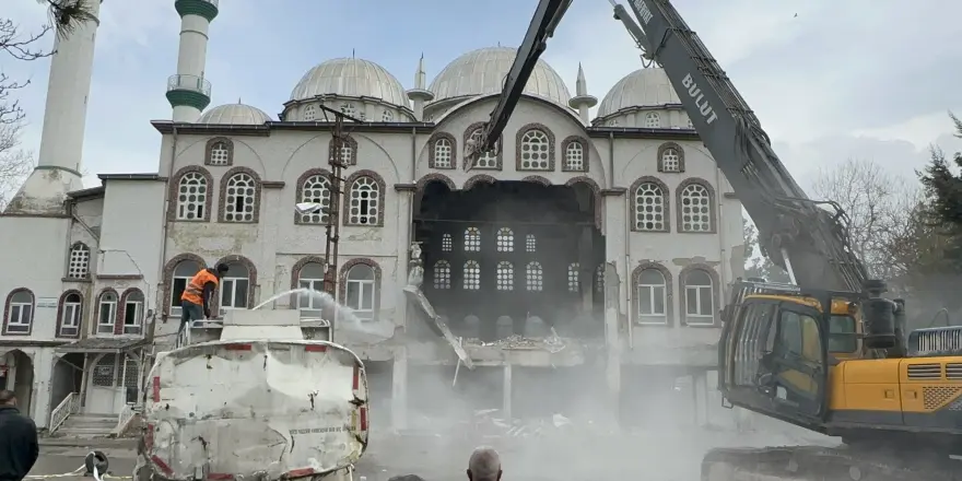 Malatya’da 43 Yıllık Sanayi Camii Yıkıldı