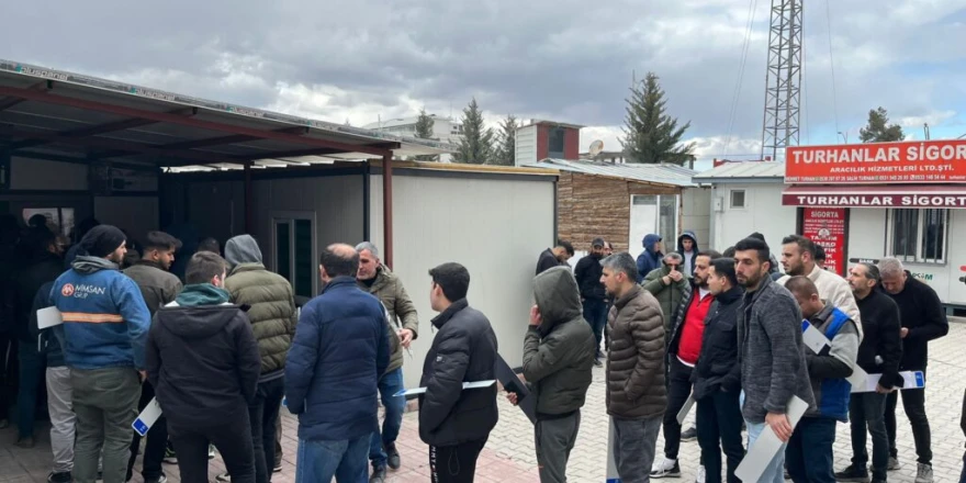 Malatya’da APP Plaka Denetimi: Sürücüler Standart Plaka İçin Kuyruğa Girdi