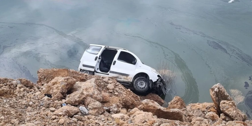 Malatya’da Beylerderesi Göleti’ne doğru yuvarlanan otomobil, suya düşmesine ramak kala durdu