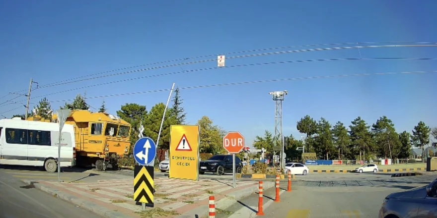 Malatya’da Hemzemin Geçitte Faciadan Dönüldü: Okul Servisi Trenin Altında Kalmaktan Son Anda Kurtuldu