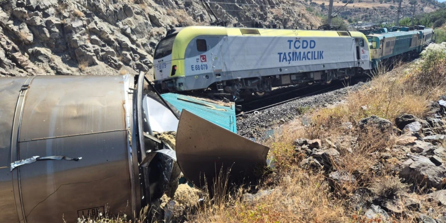 Malatya’da iki yük treni çarpıştı: 1 yaralı