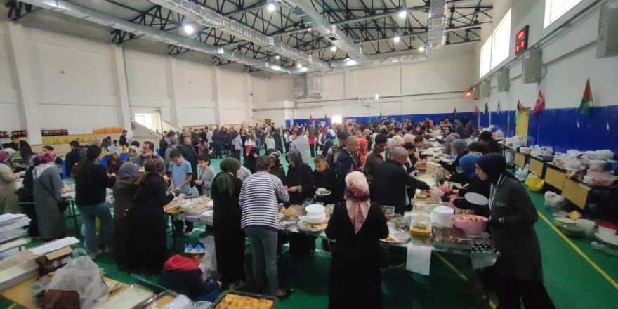 Malatya’da İmam Hatip Lisesinden Gazze İçin Anlamlı Etkinlik: Hayır Çarşısına Yoğun İlgi
