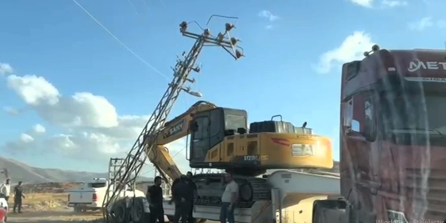 Malatya’da İş Makinesi Yüklü Tır Elektrik Direğine Çarptı